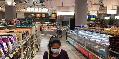 Melonjaknya kasus impor virus corona di Singapura menyebabkan kembali meningkatnya pemandangan warga yang memakai masker. Salah satunya adalah seorang wanita yang sedang mengantri untuk membayar belanjaannya di supermarket FairPrice Xtra di pusat perbelanjaan VivoCity, kawasan Harbourfront, Sabtu siang (21/03/2020) 