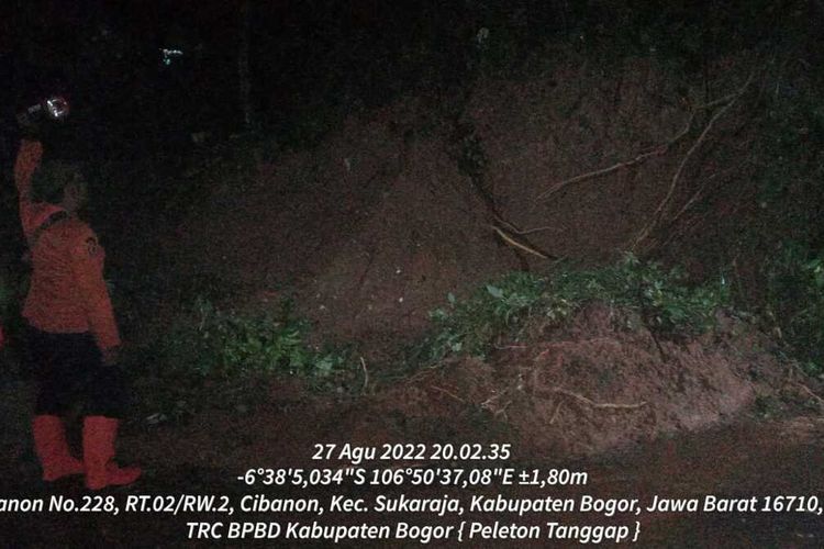 Petugas gabungan melakukan pembersihan material longsoran di Kampung Cimulang, Desa Cibanon, Kecamatan Sukaraja, Kabupaten Bogor, Jawa Barat, Sabtu (27/8/2022) malam.