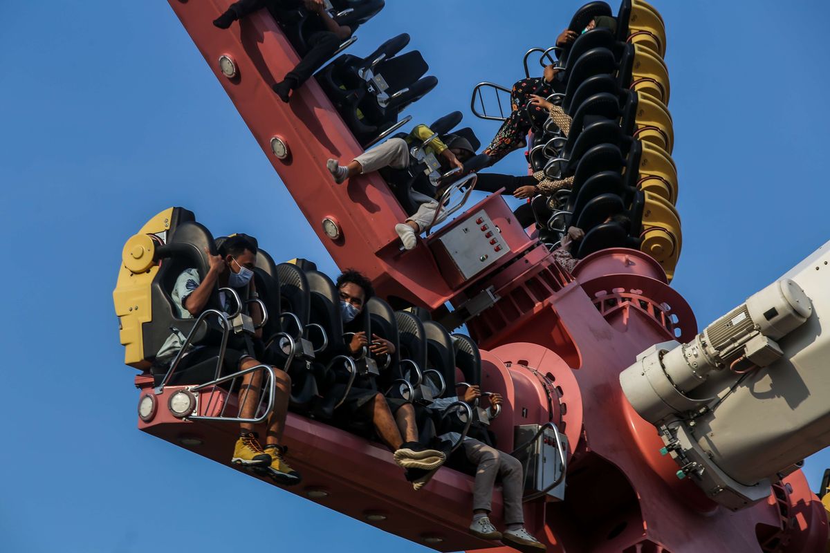 Pengunjung menaiki wahana di Dufan, Taman Impian Jaya Ancol, Jakarta Utara, Kamis (29/10/2020). Liburan panjang dimanfaatkan warga untuk berwisata ke tempat wisata pantai tersebut, jumlah pengunjung tercatat mencapai sekitar 22.000 pada pukul 15.00. Kuota pengunjung dibatasi 25 persen dari kapasitas maksimal atau 25.000 orang pada masa pembatasan sosial berskala besar (PSBB) transisi ini.