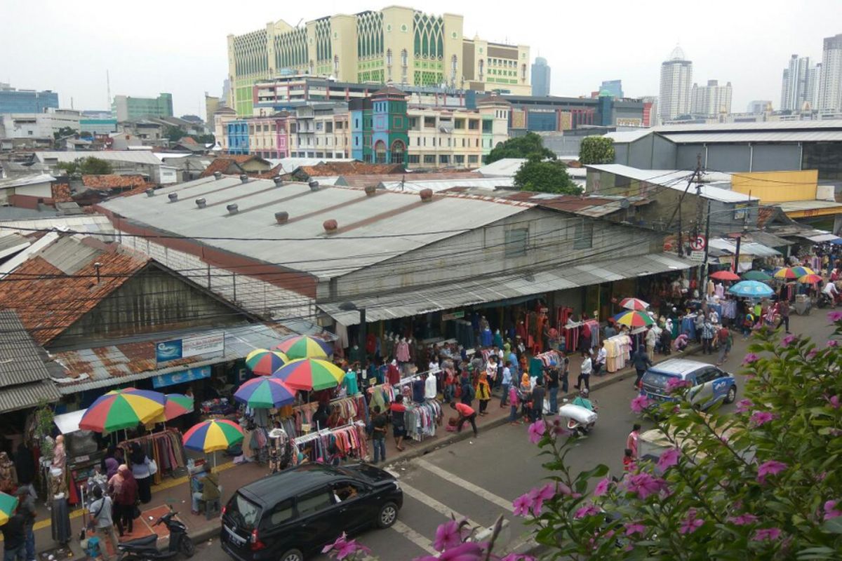 Kondisi trotoar sekitar Stasiun Pasar Tanah Abang, Jakarta Pusat.
