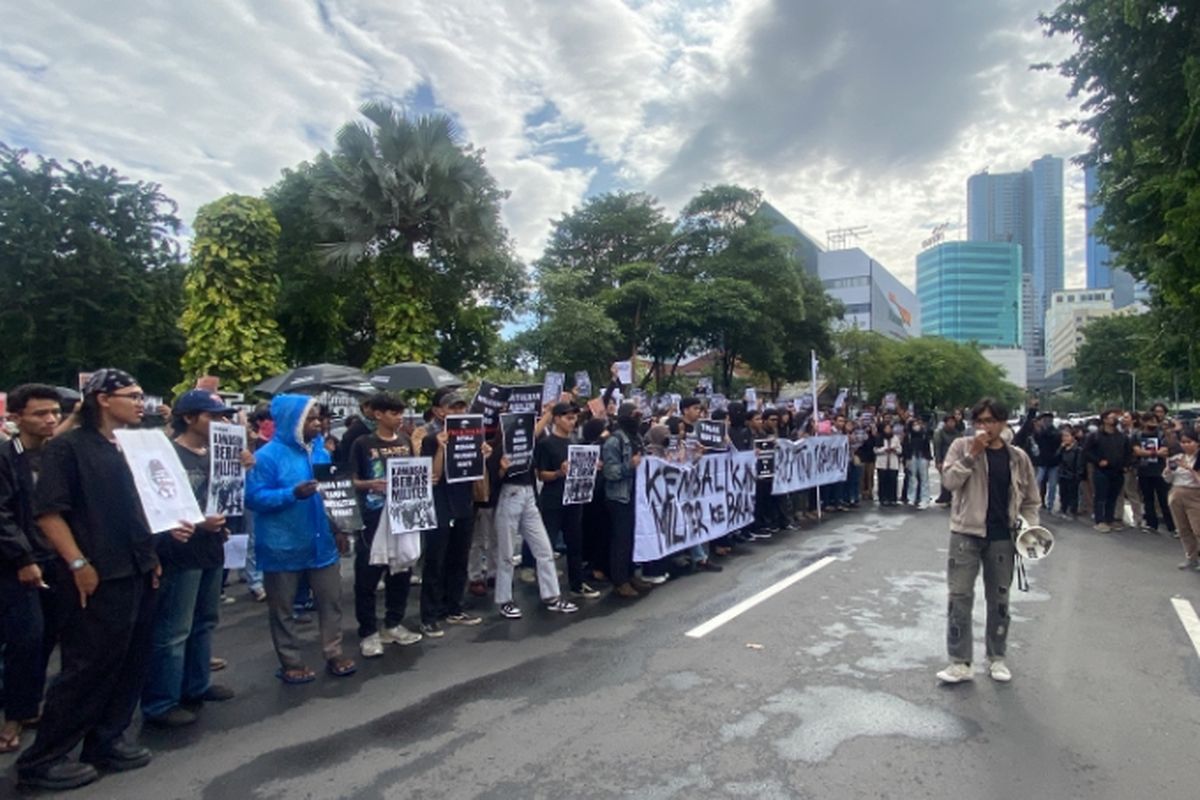 Massa aksi tolak RUU TNI di Gedung Grahadi, Kamis (20/3/2025).