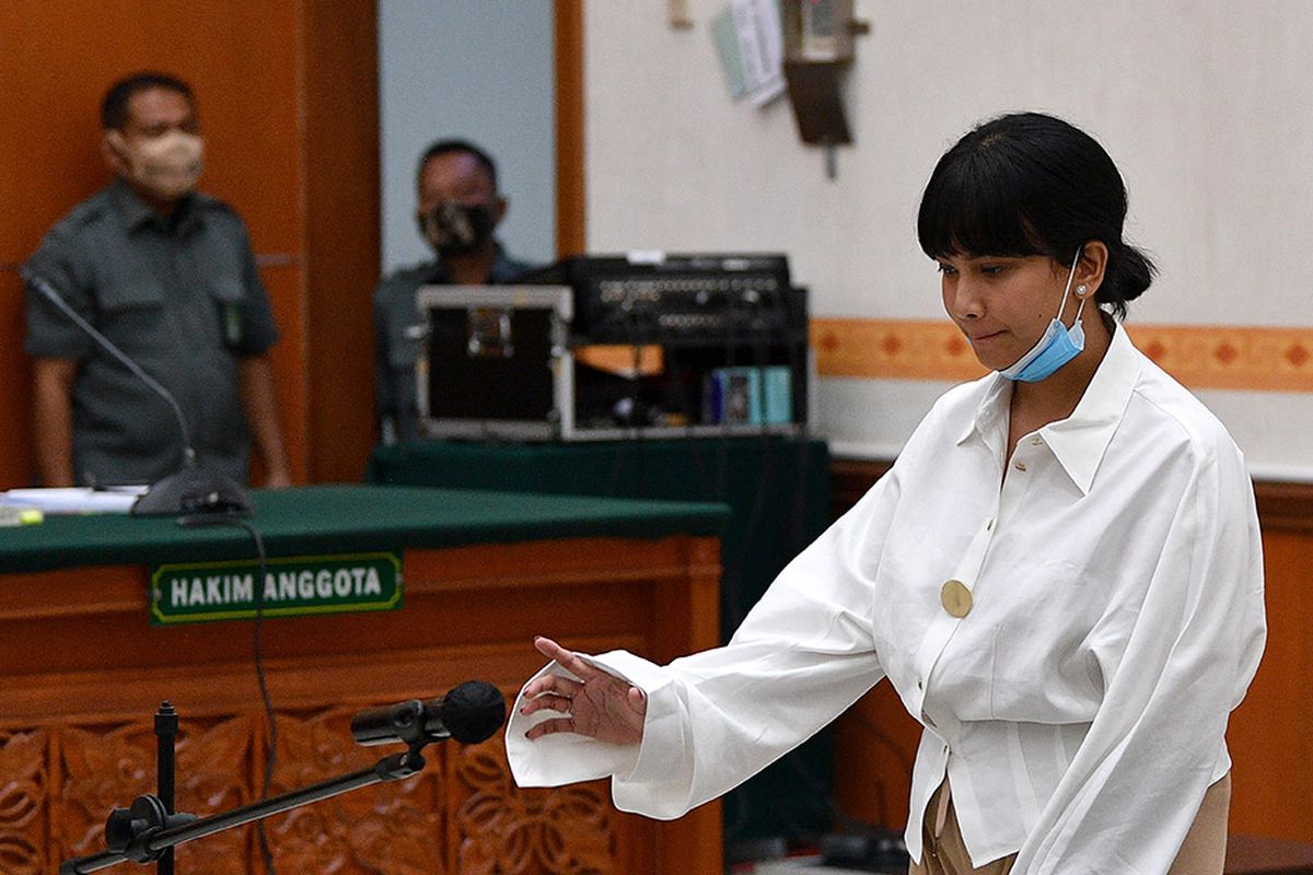 Terdakwa kasus penyalahgunaan obat golongan psikotropika Vanesza Adzania alias Vanessa Angel mengikuti sidang perdana di Pengadilan Negeri Jakarta Barat, Jakarta, Senin (31/8/2020). Vanessa Angel didakwa atas kepemilikan psikotropika golongan IV yaitu 20 pil xanax.