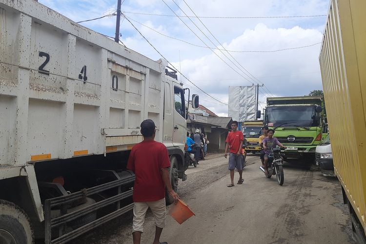 Situasi kemacetan akibat truk tambang yang mogok di Jalan Sudamanik, Parung Panjang, Kabupaten Bogor, Jawa Barat, Rabu (8/1/2025).