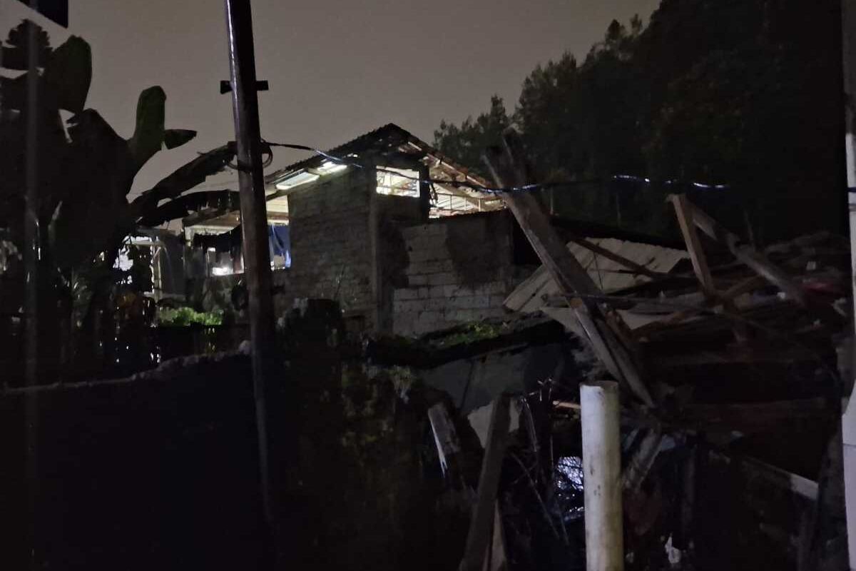 Rumah ambruk akibat longsor di gang Curug, Kelurahan isola, Kecamatan Cidadap, kota Bandung, Jumat (5/12/2025)