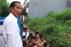 Jokowi Bagi-bagi Buku dan Beras untuk Korban Banjir