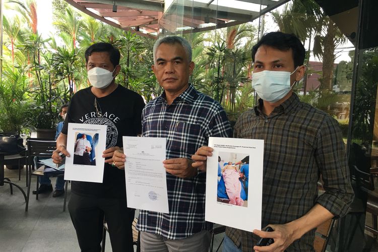 Kuasa Hukum dan keluarga menunjukkan gambar kondisi dua direktur PT Propernas Nusa Dua (PND) yang menjadi korban penikaman oleh warga penggarap lahan eks HGU PTPN II.