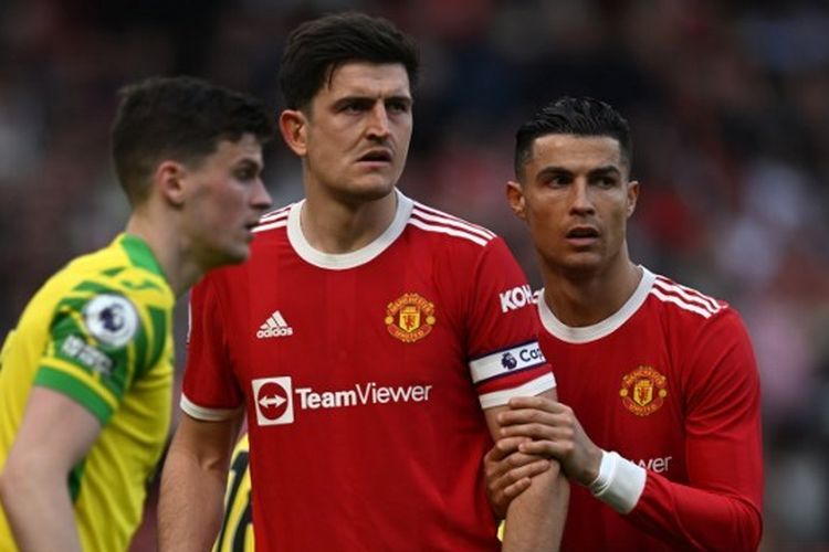 Bintang Man United, Harry Maguire (tengah) dan Cristiano Ronaldo (kanan), beraksi di Stadion Old Trafford pada laga Premier League 2021-2022 kontra Norwich City. Terkini, Maguire dan Ronaldo disebut sebagai pemain Premier League yang paling sering menjadi korban cacian di Twitter pada paruh musim 2021-2022 berdasarkan hasil studi di Inggris.