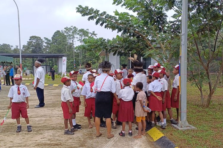 Siswa sekolah dasar berebut bendera merah putih jelang upacara Hari Ulang Tahun (HUT) ke-78 RI di PLBN Yetetkun, Boven Digoel, Papua Selatan, Kamis (17/8/2023).
