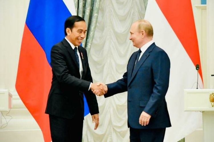 Presiden Indonesia Joko Widodo (kiri) dan Presiden Rusia Vladimir Putin (kanan). Putin bertemu Jokowi di Istana Kremlin, Moskwa, Rusia, Kamis (30/6/2022).