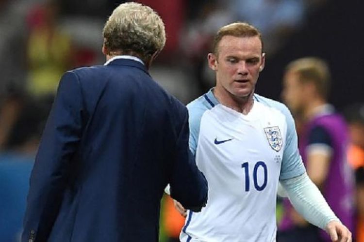 Wayne Rooney ditarik keluar oleh Roy Hodgson saat Inggris hadapi Islandia pada babak 16 besar Piala Eropa 2016, Senin (27/6/2016).