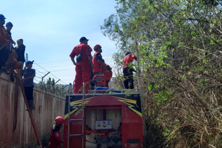 Petugas damkar memadamkan kebakaran lahan di area Gardu Induk Tegangan Ekstra Tinggi (GITET) PLN Desa Bulupayung. Kecamatan Kesugihan, Cilacap, Jawa Tengah, terbakar, Senin (4/9/2023).
