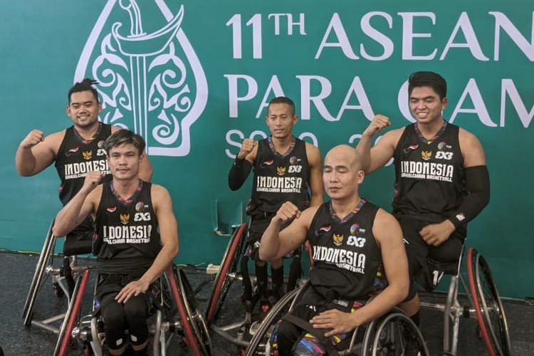 Tim basket kursi roda atau wheelchair 3x3 putra Indonesia yang sukses meraih medali perunggu pada ASEAN Para Games 2022 Solo. Pada cabor basket kursi roda 3x3 putra, Indonesia berhasil meraih medali perunggu usai mengalahkan Kamboja di Sritex Arena, Minggu (31/7/2022).