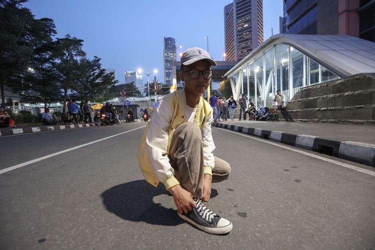 Rifky asal Depok berpose di kawasan Dukuh Atas, Jakarta, Rabu (20/7/2022).  Fenomena Citayam Fashion Week di kawasan Dukuh Atas mendadak viral karena gaya busana nyentik yang didominasi anak muda dari Depok, Citayam, dan Bojonggede.