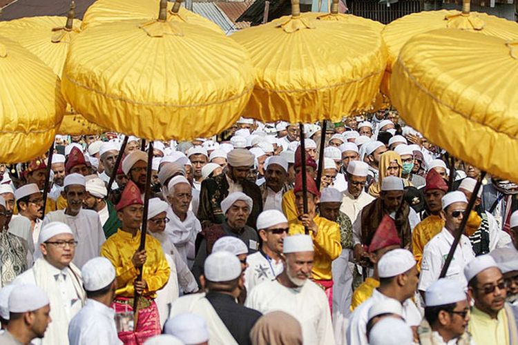 Para ulama hadir dalam kegiatan ziarah kubro di Palembang, Sumatera Selatan, Minggu (21/5/2017). Seminggu sebelum Ramadhan, masyarakat Palembang memiliki tradisi unik yang harus dilakukan. Tradisi tersebut adalah ziarah kubro atau menziarahi makam para ulama dan pendiri Kesultanan Palembang Darussalam. Tradisi ini menjadi unik karena makam yang dikunjungi tak hanya satu, tetapi beberapa makam dan berlangsung tiga hari berturut-turut. 