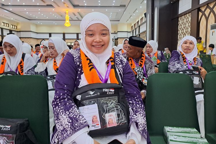 Risky Ananda Putri (18) menjadi calon jamaah haji termuda asal Kota Makassar, Sulawesi Selatan (Sulsel) saat berada di Aula Asrama Haji Sudiang, Sabtu (11/5/2024)