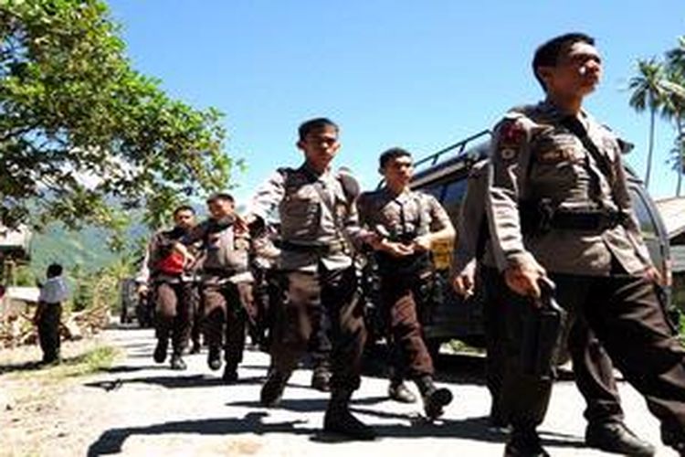 Ilustrasi: aparat Kepolisian Resor Donggala berjaga-jaga dan berpatroli di perbatasan Desa Pesaku Kecamatan Dolo Barat dan Desa Sidondo Kecamatan Sigi Biromaru, Senin (20/5/2013). Patroli dan penjagaan dilakukan menyusul bentrok antar warga yang berujung pembakaran 24 rumah dan tiga unit sepeda motor. Kini ratusan warga mengungsi akibat kehilangan tempat tinggal dan khawatir bentrok susulan
