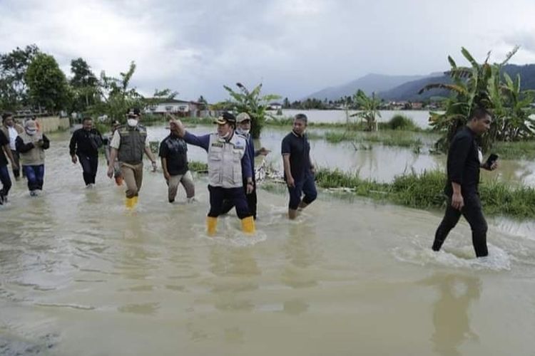 Walikota Sungaipenuh, Ahmadi Zubir saat meninjau banjir