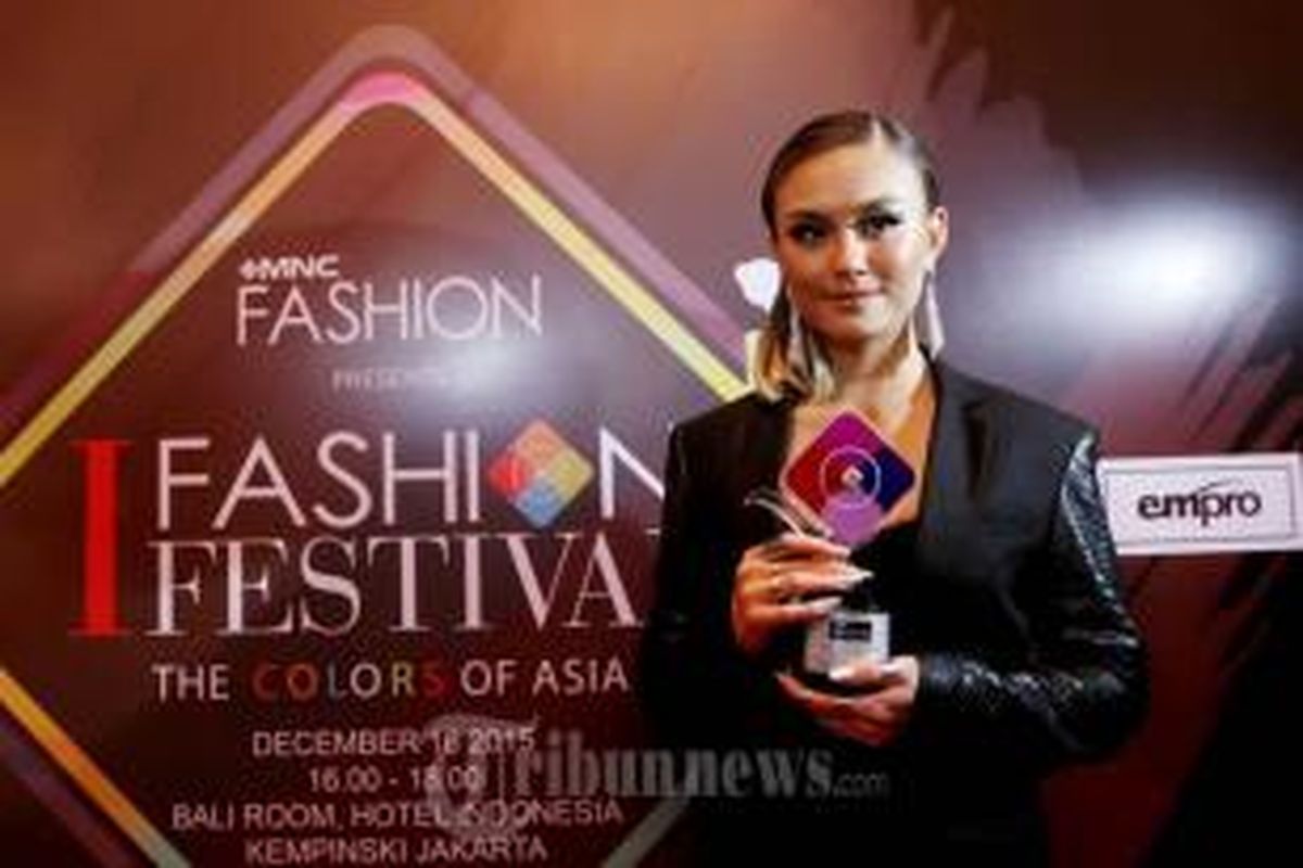 Agnes Monica Muljoto atau Agnez Mo menghadiri acara I Fashion Festival di Hotel Indonesia Kempinski, Jakarta Pusat, Rabu (16/12/2015). Pada kesempatan itu Agnez Mo menerima Lifestyle Award di bidang musik. Penghargaan tersebut diberikan kepada perempuan Indonesia yang menjadi sumber inspirasi serta berprestasi di berbagai bidang. 