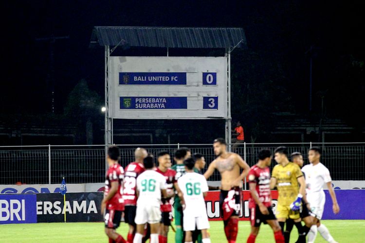 Pemain Bali United dan Persebaya Surabaya saling bersalaman seusai pertandingan pekan 33 Liga 1 2021-2022 yang berakhir dengan skor 0-3 di Stadion I Gusti Ngurah Rai Denpasar, Jumat (25/3/2022) malam.