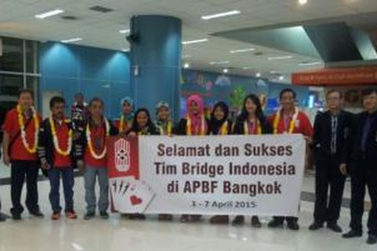 Pengurus PB GABSI berfoto bersama Tim Nasional Youth Indonesia di Bandara Soekarno-Hatta, Tangerang, Banten,

