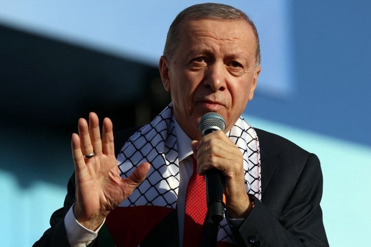 Presiden Turkiye Recep Tayyip Erdogan mengenakan syal dengan bendera Palestina dan Turkiye saat berkampanye di acara yang digelar Partai AKP untuk mendukung warga Palestina di Gaza. Kampanye ini diadakan di Istanbul pada 28 Oktober 2023.
