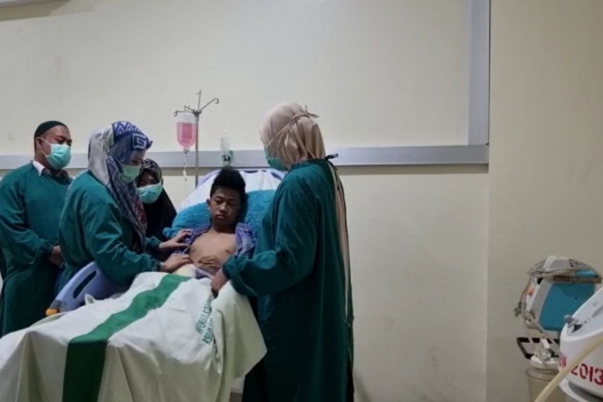 Dokter spesialis syaraf RSUD Andi Makkasau Parepare saat menanggani pelajar yang lumpuh sepekan setelah divaksinasi.