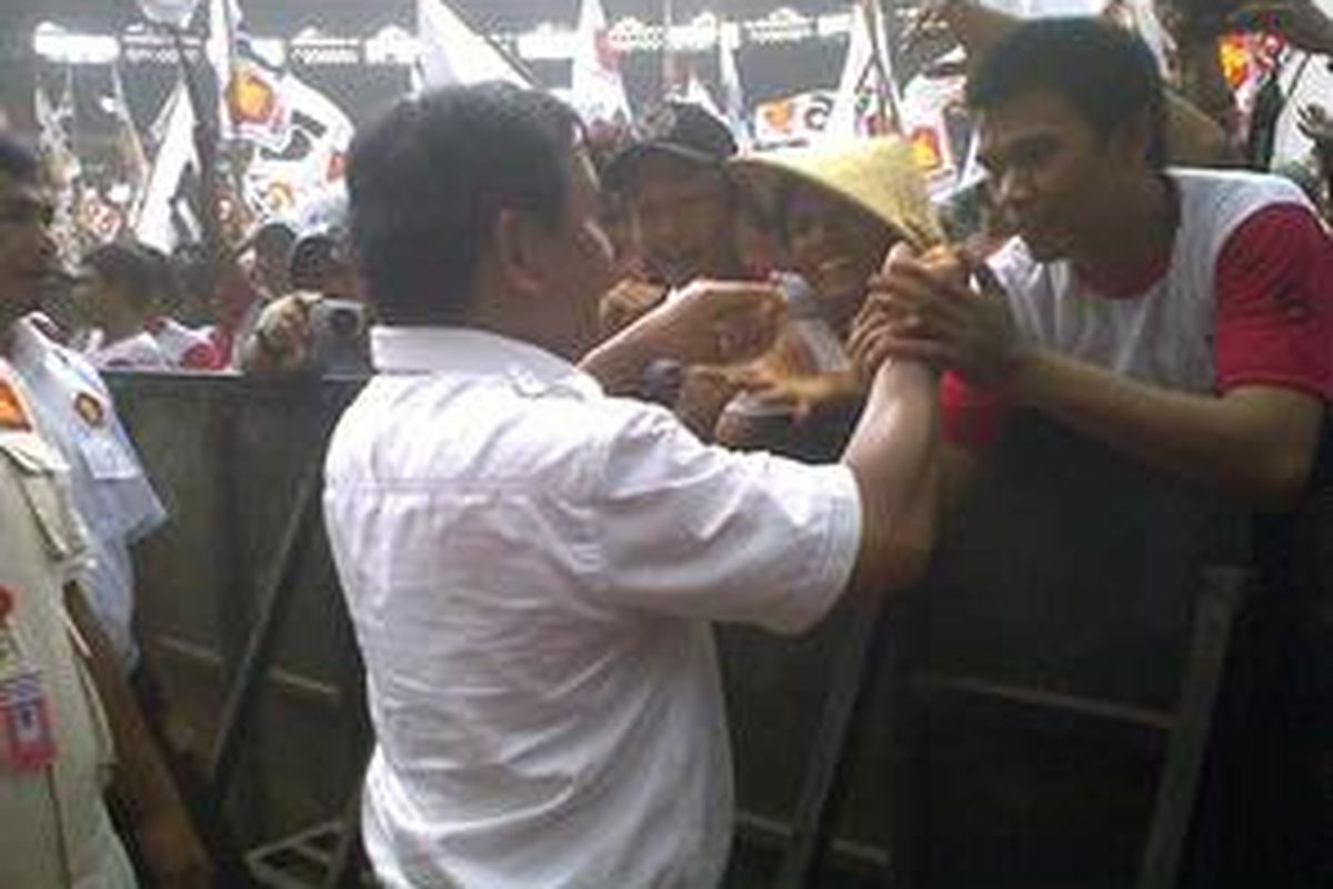 Ketua Dewan Pembina Partai Gerindra, Prabowo Subianto menyalami simpatisan partainya, dalam kampanye di Gelora Bung Karno, Senayan, Jakarta