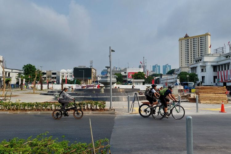 Pesepeda melintasi Jalan Stasiun Kota yang berada tepat di area pedestrian baru di seberang Museum Mandiri, Senin (22/8/2022). 