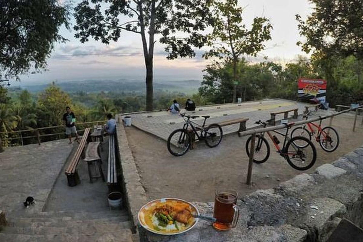 Angkringan Puncak Bibis di Yogyakarta yang dikenal sebagai tempat istrahat para pesepeda.  