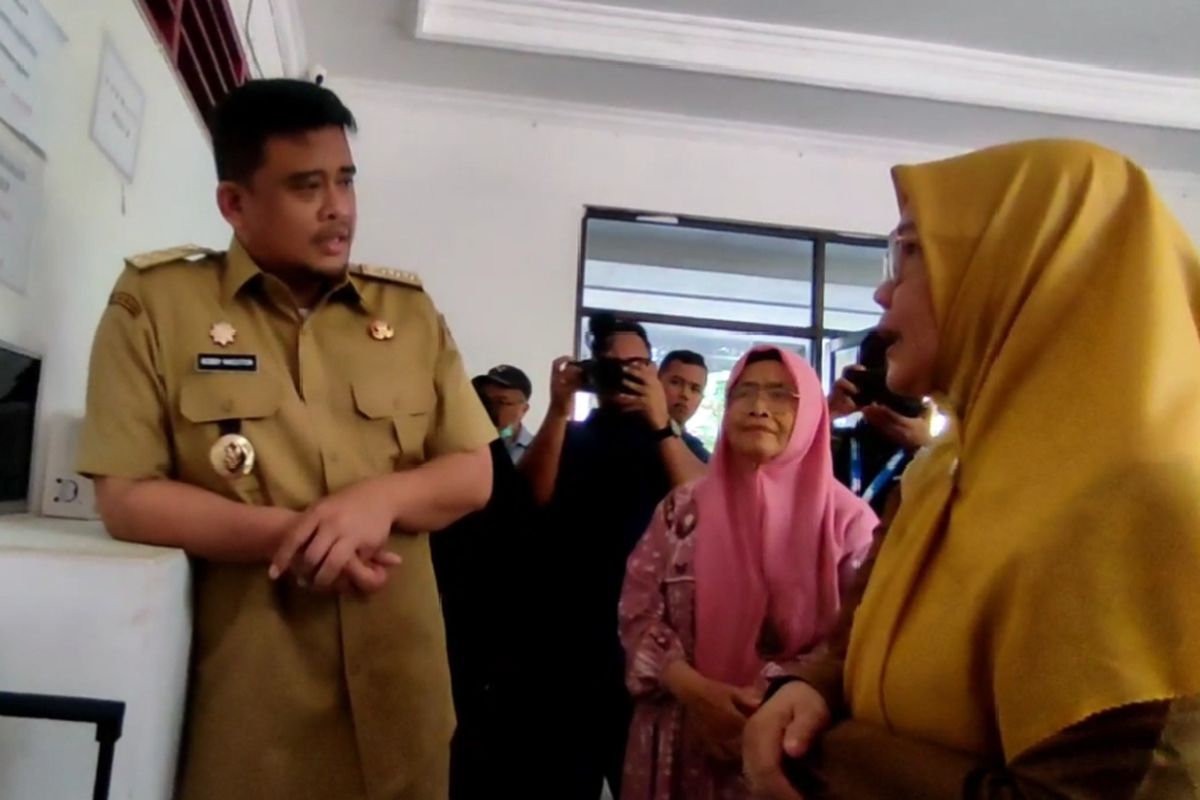 Gubernur Sumut, Bobby Nasution, saat mengkonfrontir Direktur RSU Haji Medan Sri Suriani soal kekosongan obat selama 2 Minggu di rumah sakit tersebut, Selasa (8/4/2025).