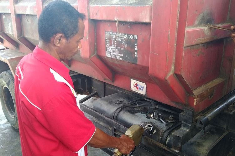 Puluhan mobil truk harus mengantre saat pengisian bahan bakar umum (SPBU) di jalan Ki Hajar Dewantara, Kelurahan Pasarwajo, Kecamatan Pasarwajo, Kabupaten Buton, Sulawesi Tenggara, Minggu (4/9/2022) siang.