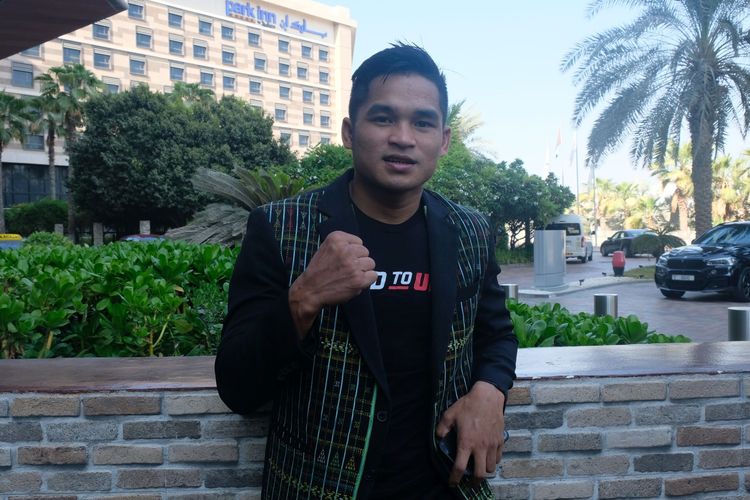 Petarung MMA asal Indonesia, Jeka Saragih, berpose  dalam sebuah wawancara eksklusif di Hotel Raddison, Yas Island, Abu Dhabi, pada Kamis (20/10/2022). Jeka akan bertarung dan melakoni debut UFC melawan Lucas Alexander pada Minggu (19/11/2023) di UFC Apex.