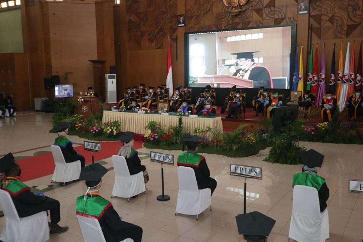 Upacara Wisuda UPI Gelombang III 2020, yang dilakukan secara dalam jaringan (daring) dan luar jaringan (luring), dari Gedung Ahmad Sanusi, Selasa (13/10/2020).