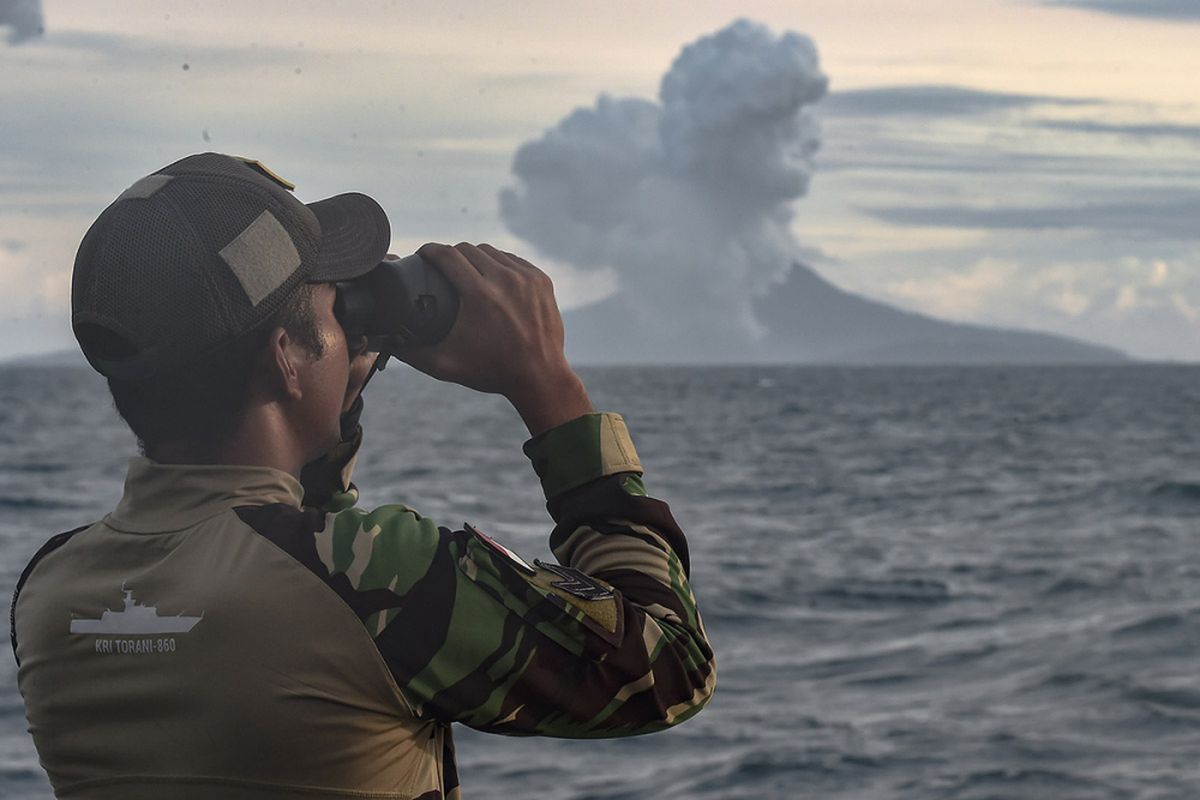 Foto dirilis 3 Januari 2019, menunjukkan personel TNI kru KRI Torani 860 memantau aktivitas Gunung Anak Krakatau di perairan Selat Sunda. KRI Torani 860 yang merupakan kapal perang jajaran Komando Lintas Laut Militer (Kolinlamil) mengemban misi memantau aktivitas Gunung Anak Krakatau dan mengirim bantuan ke warga Pulau Sebuku pasca-bencana tsunami Selat Sunda.