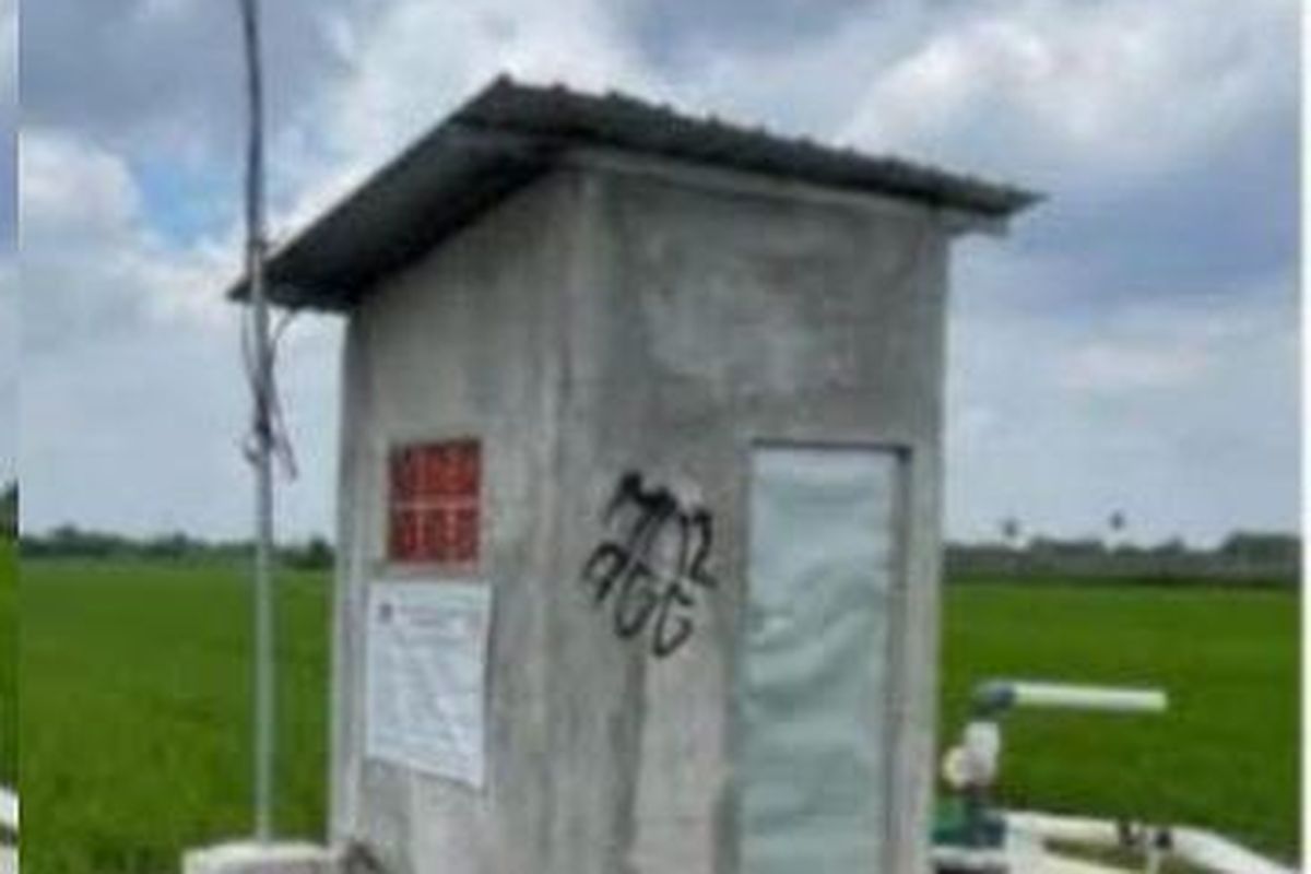 Sebuah bangunan kecil di tengah area persawahan Desa Gagaksipat, Kecamatan Ngemplak, Kabupaten Boyolali, mendadak viral di media sosial, belum lama ini. Foto bangunan tersebut beredar luas di grup Facebook, disertai keterangan bahwa proyek itu menelan anggaran Rp 112 juta dari APBN 2024. 