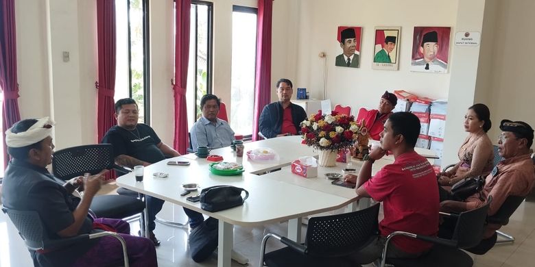 Wakil Bupati Buleleng sekaligus Ketua DPC PDI-Perjuangan Buleleng, Gede Supriatna saat bertemu ayah Dea