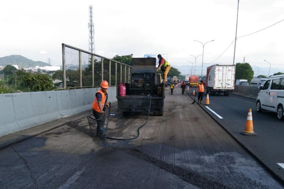 Pekerjaan jalan di Ruas Tol Cipularang dan Padaleunyi