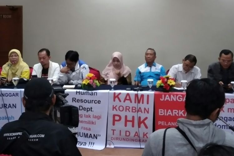 Gabungan para Asosiasi Serikat Pekerja Indonesia menjelaskan terkait PHK dan virus corona di Hotel Mega Proklamasi, Jakarta, Kamis (5/3/2020).