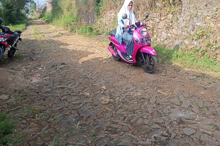 Warga Kampung Babakan Siliwangi, Desa Pinggir Sari, Kecamatan Arjasari, Kabupaten Bandung mengeluhkan jalan yang belum diperbaiki sejak 2010. Warga mesti menunggu hingga 12 tahun.