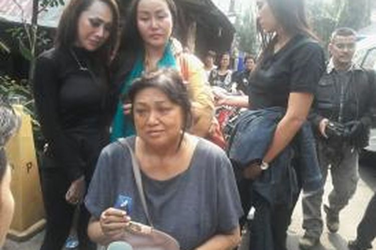 Anna Susanti, ibu Della Caroline (34), menunjukkan foto yang ditinggalkan Della, Jakarta, Senin (5/8/2013). Della adalah anak tunggal Anna.