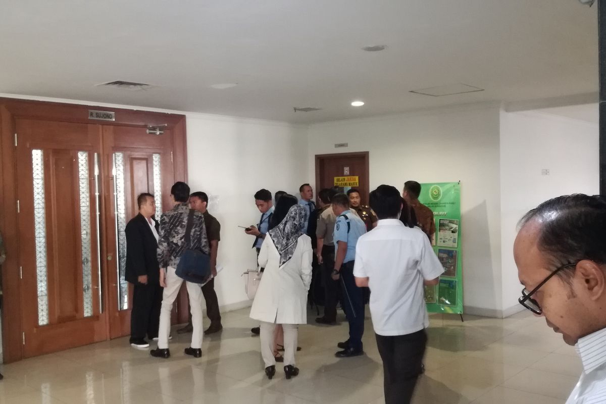 Pengacara yang diduga menganiaya hakim di Pengadilan Negeri Jakarta Pusat diamankan di ruangan jaksa di lantai tiga