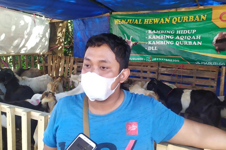 Salah satu pedagang kambing di Jl. A Yani Denpasar Utara, Senin (19/7/2021) 
