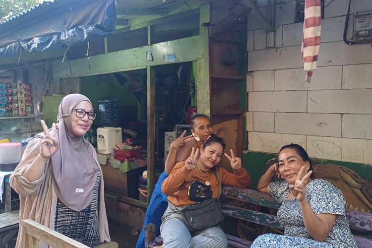 Emak-emak Rusun Cilincing merayakan kemenangan Prabowo-Gibran di TPS nya