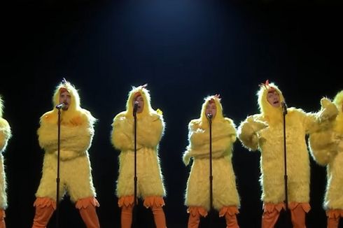 Aksi Kocak Backstreet Boys Menyanyi dengan Bahasa dan Kostum Ayam