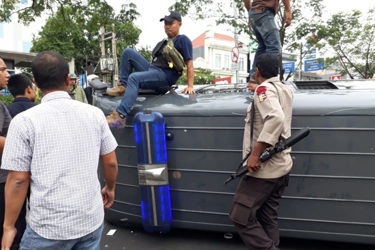 Mini bus milik brimob terguling di Jalan Margonda, Rabu (19/9/2018).