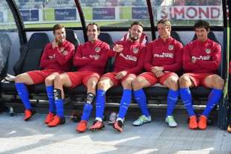 Diego Godin, Fernando Torres, dan sejumlah pemain senior Atletico memerhatikan laga uji coba versus Melbourne Victory dari bangku cadangan, Minggu (31/7/2016). 