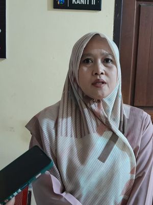 Foto: Pengacara korban, Atik Kristianti ketika ditemui setelah menemani korban diperiksa Pidsus Satreskrim Polres Situbondo selama 5,5 jam pada Rabu (29/3/2023) di Ruang Kanit Pindus Mapolres Situbondo.