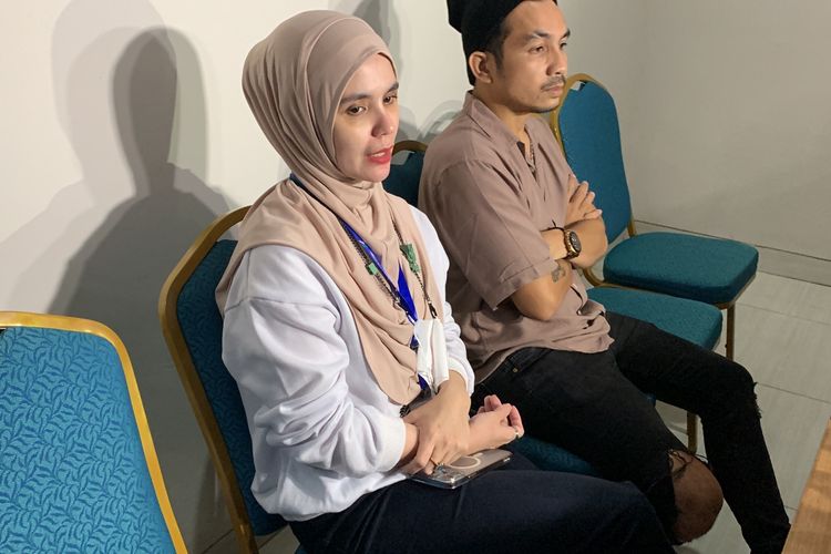 Istri Indra Bekti, Aldilla Jelita dalam konferensi pers di rumah sakit Abdi Waluyo Menteng, Jakarta Pusat, Sabtu (31/12/2022).
