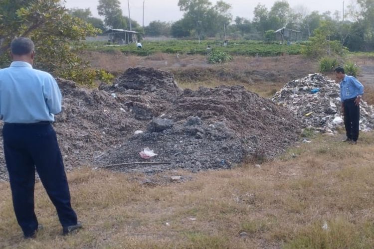 Tumpukan kompos bercampur sampah di Sanden, Bantul.