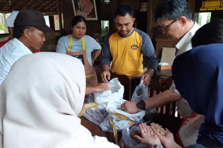 Iwan sedang memberikan penjelasan tentang kopi Banyuwangi kepada petani kopi Belitung Timur